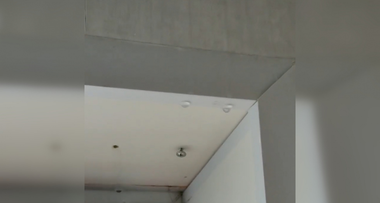 УК отказалась чинить текущую крышу жителям Медведево