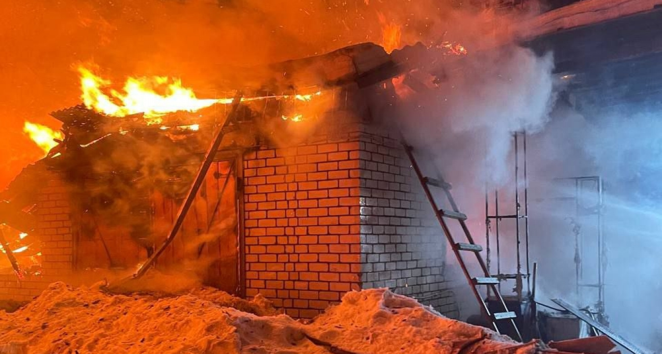 В МЧС рассказали, есть ли пострадавшие в крупном ночном пожаре в Волжске