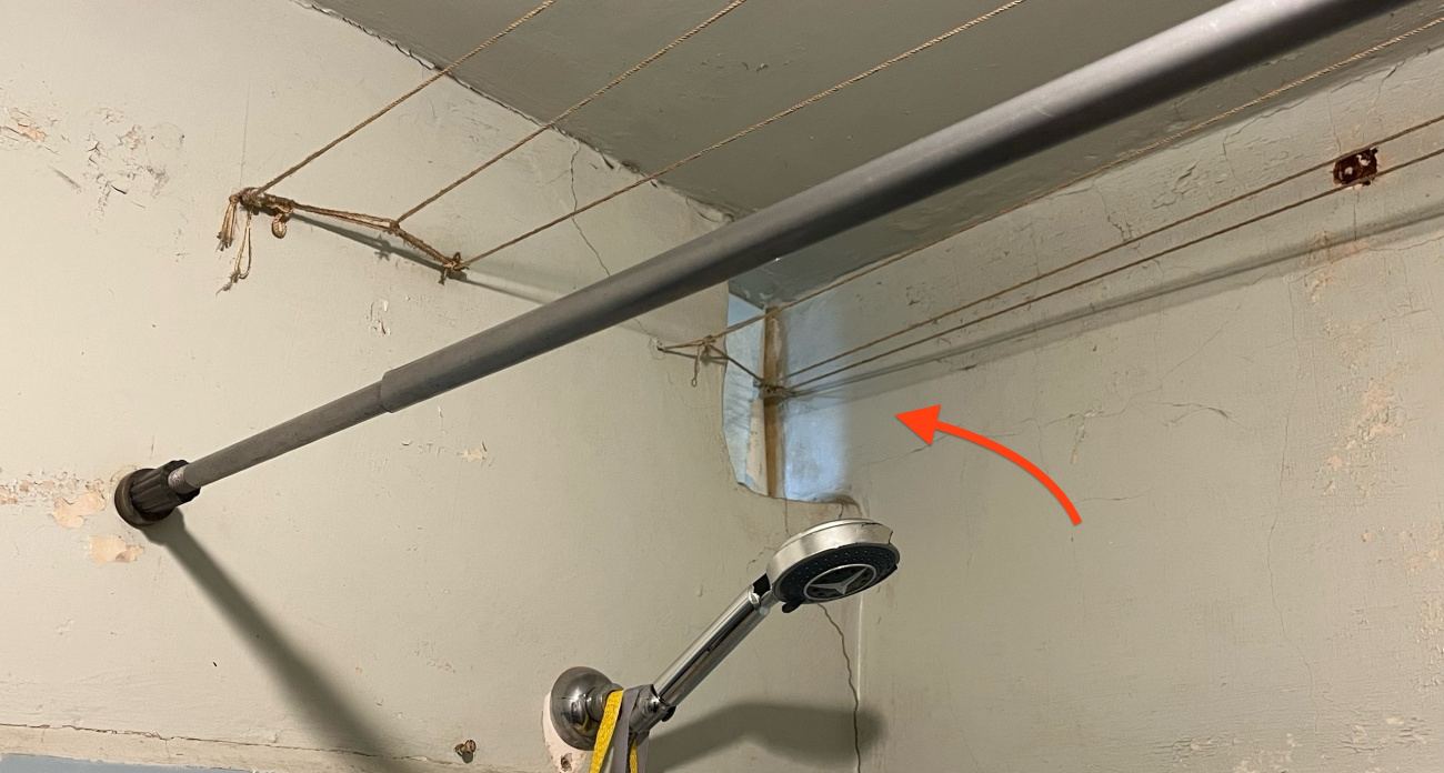 Не просто для вентиляции: вот зачем в домах дыра между ванной и туалетом на самом деле