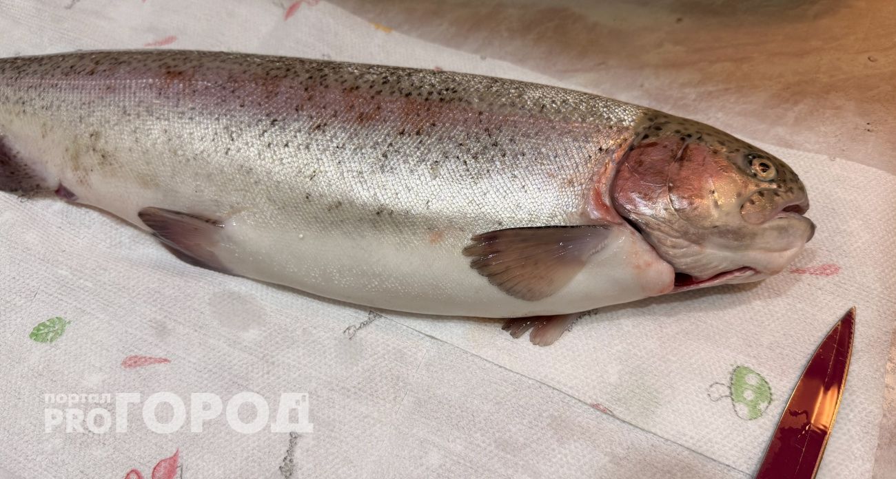 Испанцы чистят рыбу руками за пять минут: не нужны ни нож, ни кипяток, и кухня чистая