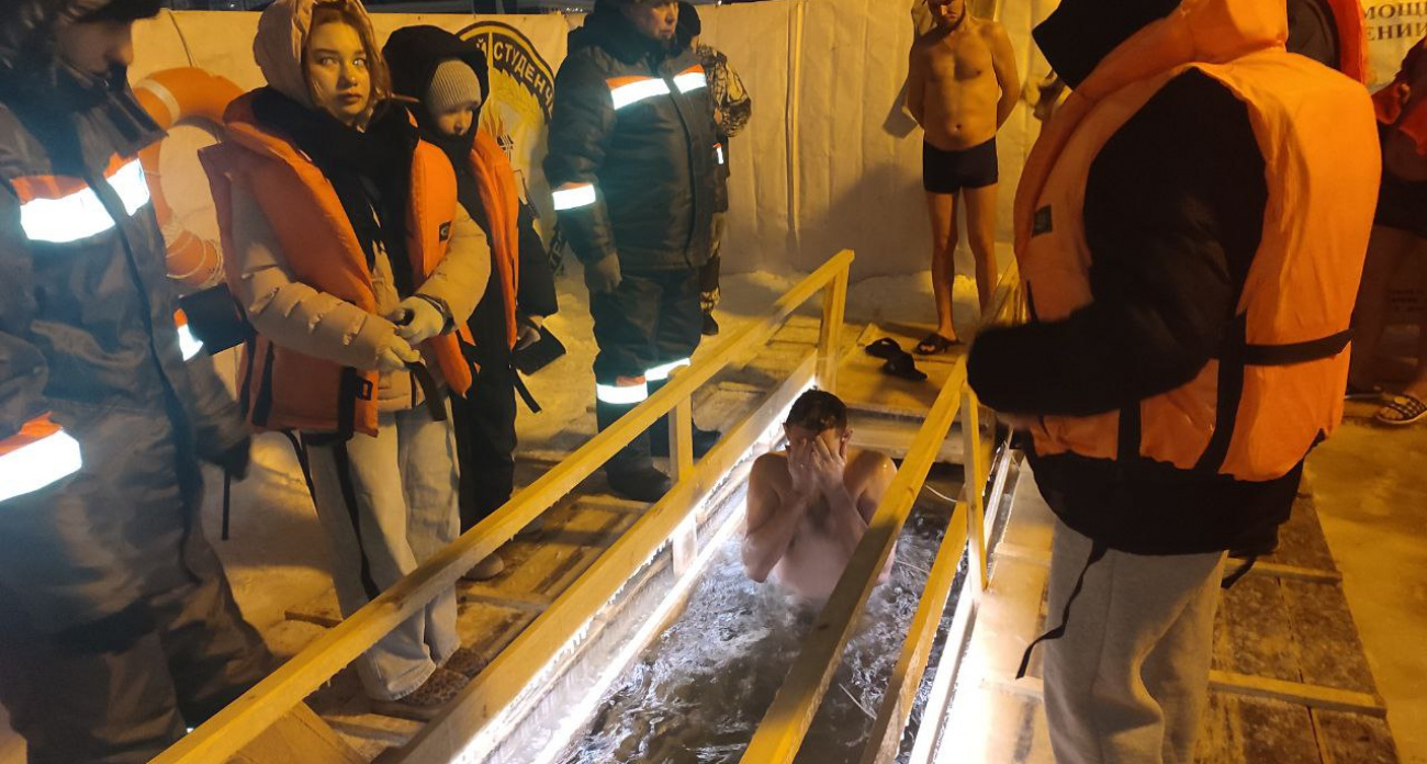 Толпы молодежи собрались у Кокшаги в Йошкар-Оле, чтобы окунуться в прорубь на Крещение: парковки были переполнены