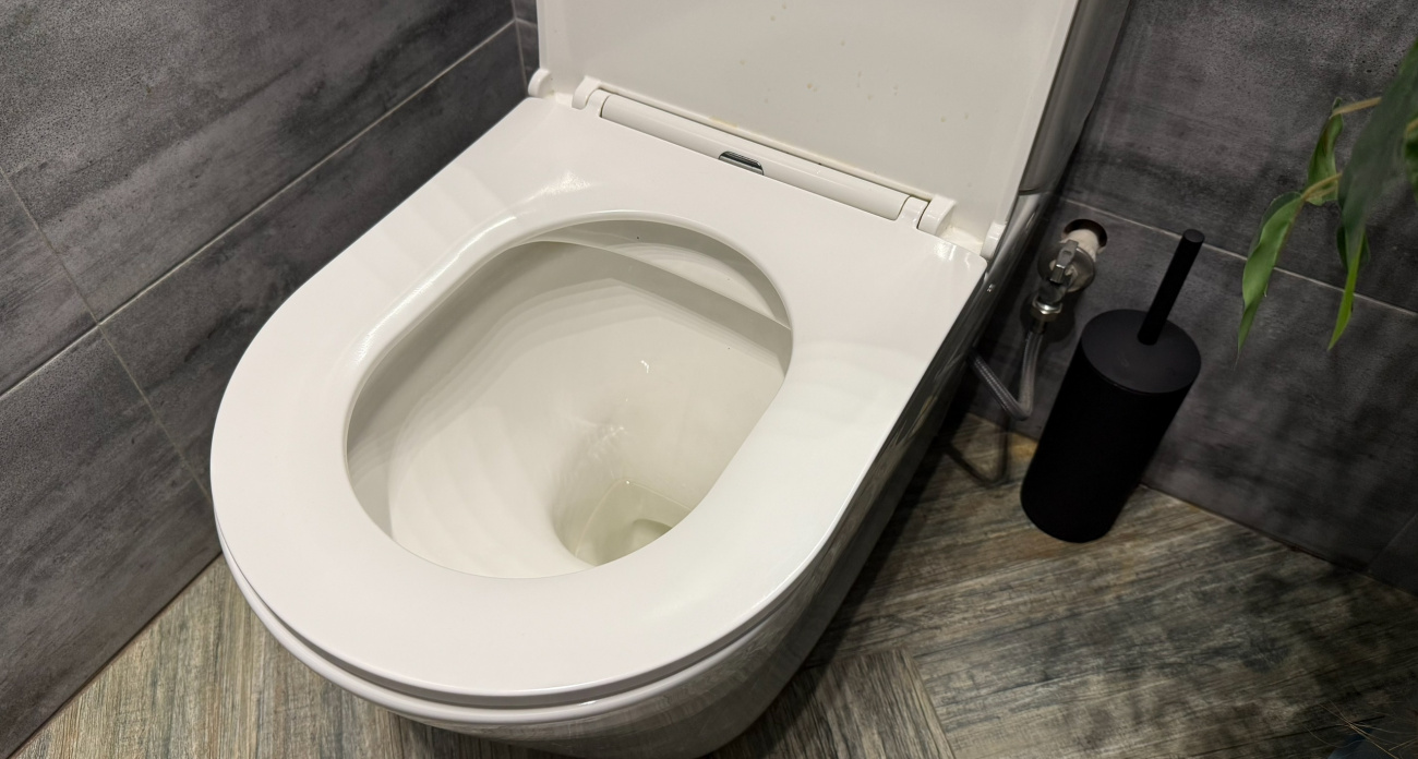 Мочевой камень растворяется с унитаза на глазах: 1 раз посыпать и смыть