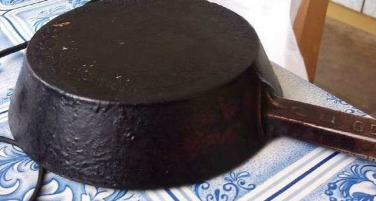 Не кипяток и не лимонная кислота: чем содрать надоевший многолетний нагар со сковороды