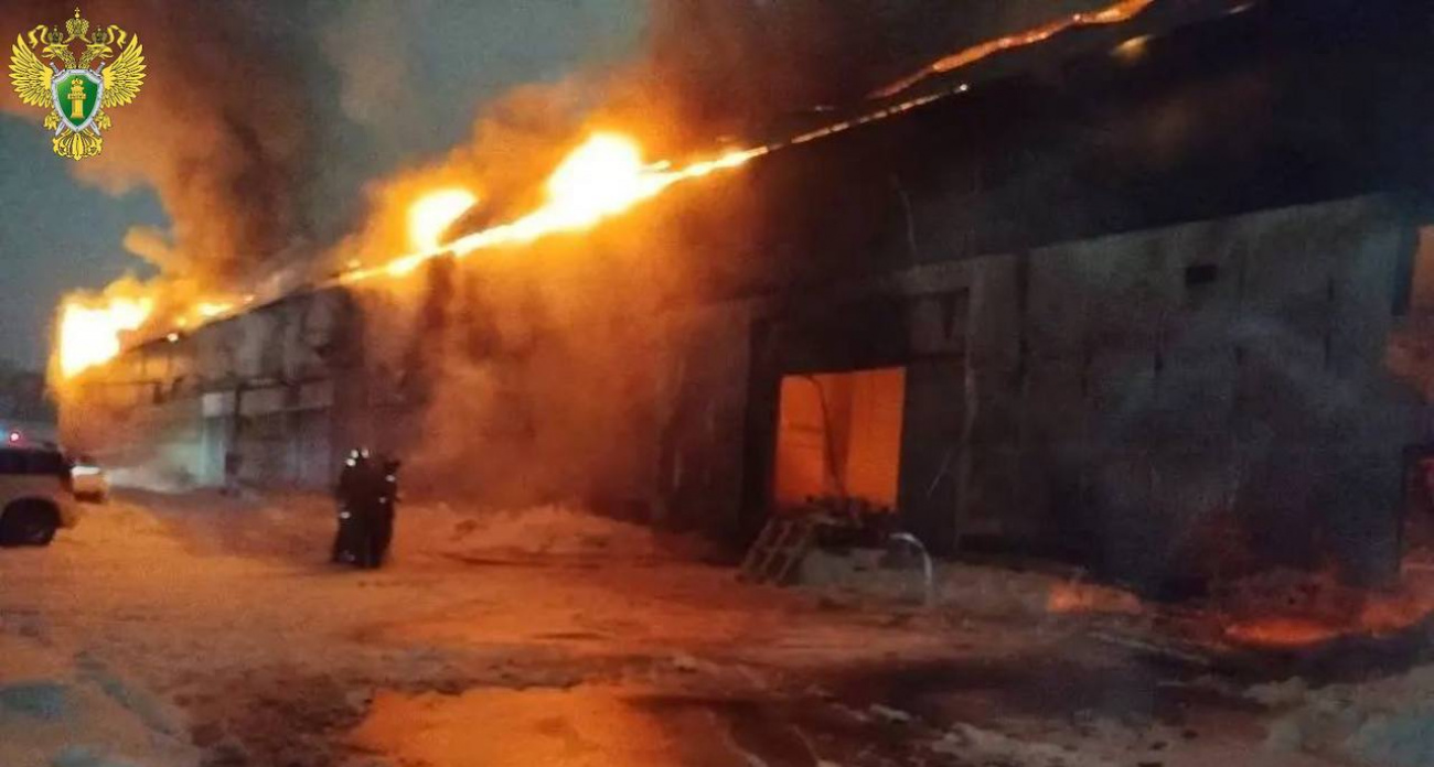 Производственный цех полыхает в Волжске