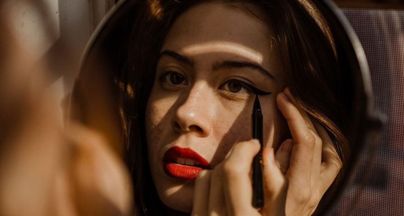 Носить косметику так больше не модно: вот как красятся настоящие красавицы теперь