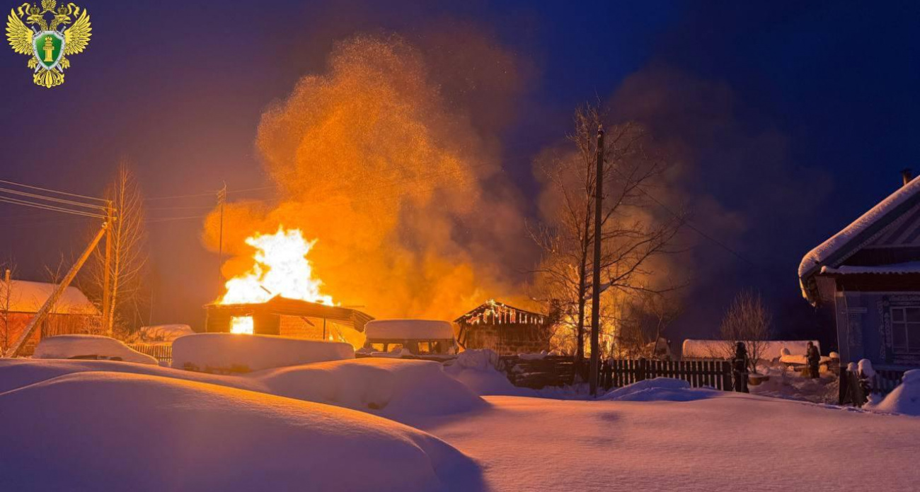 Крупный пожар охватил три здания в Килемарском районе