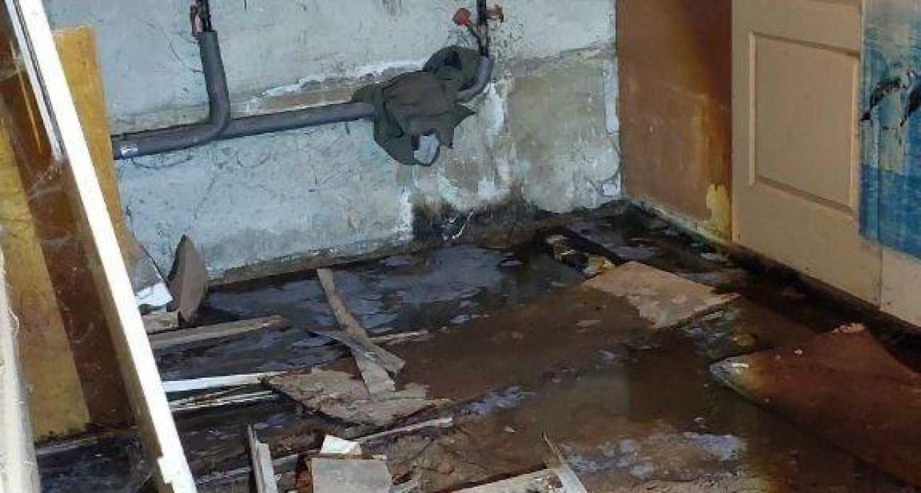 Жильцы дома в Медведево задыхаются от вони, плесени и сырости