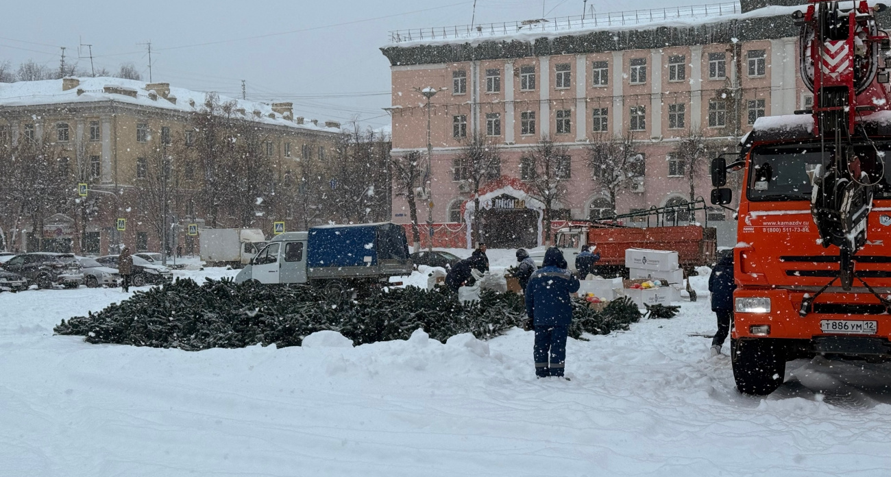 В Йошкар-Оле полностью разобрали главную 23-метровую новогоднюю елку