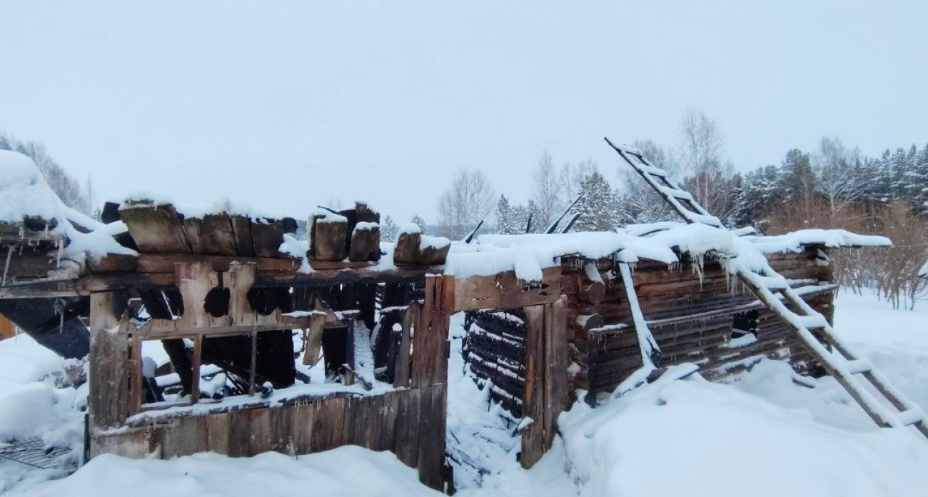 Ветер спас женщину от смерти в огне в Новоторъяльском районе