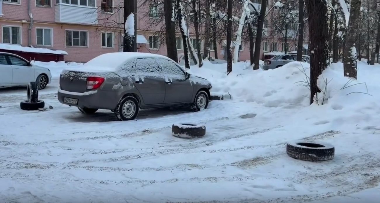 Йошкаролинцы превратили общий двор в личную парковку с цепями и покрышками