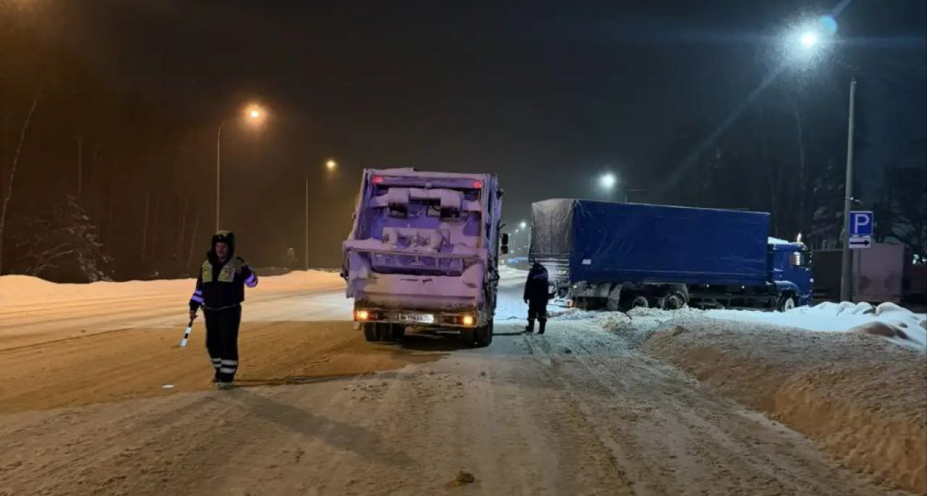 На одной из трасс Йошкар-Олы пришлось откапывать застрявшую фуру