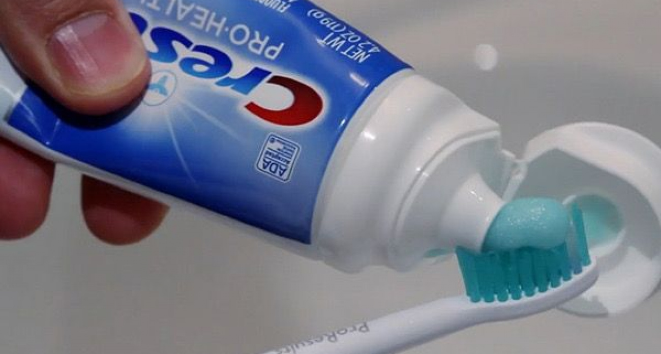 Чистить зубы пастой больше не модно: новый зубной экотренд шагает в Россию