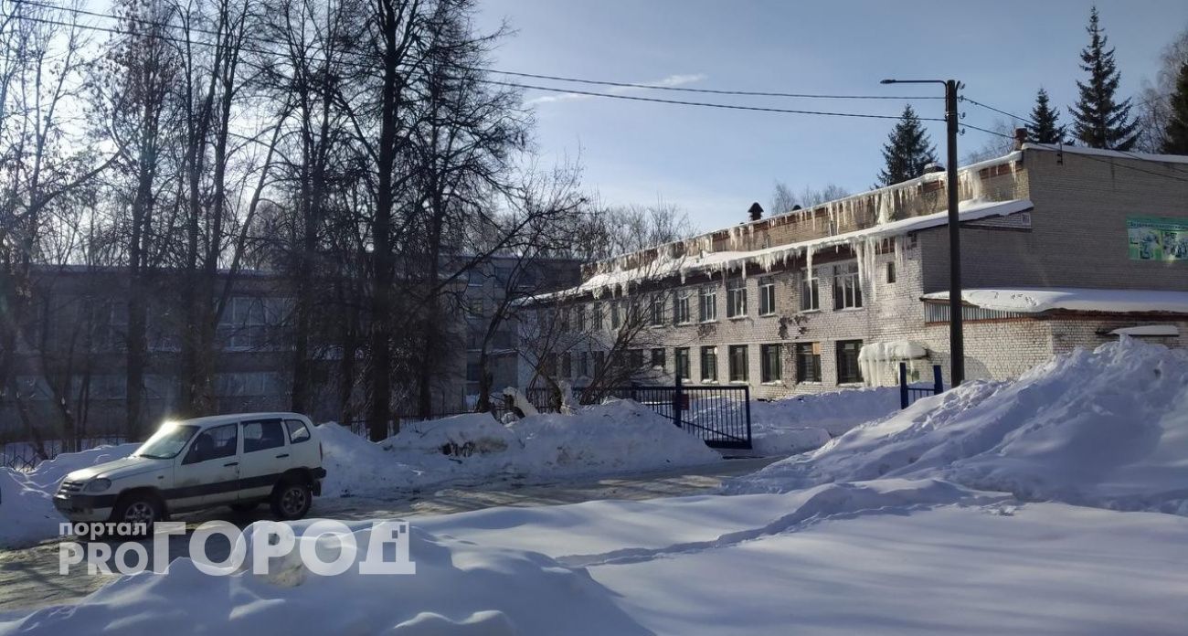 С крыши дома в Йошкар-Оле свисают ледяные глыбы, угрожающие жизни людей