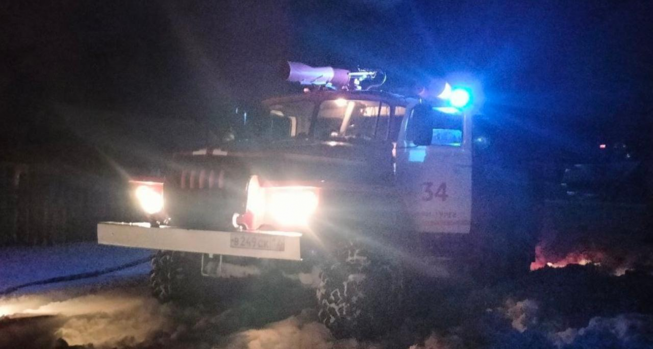 20 пожарных не смогли спасти два хозяйства от огненной стихии в деревне Вознесенск