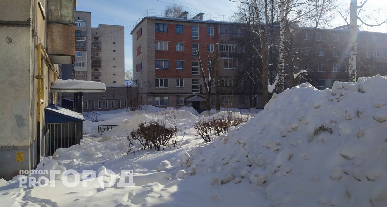 Сугробы парализовали двор жилого дома в Йошкар-Оле