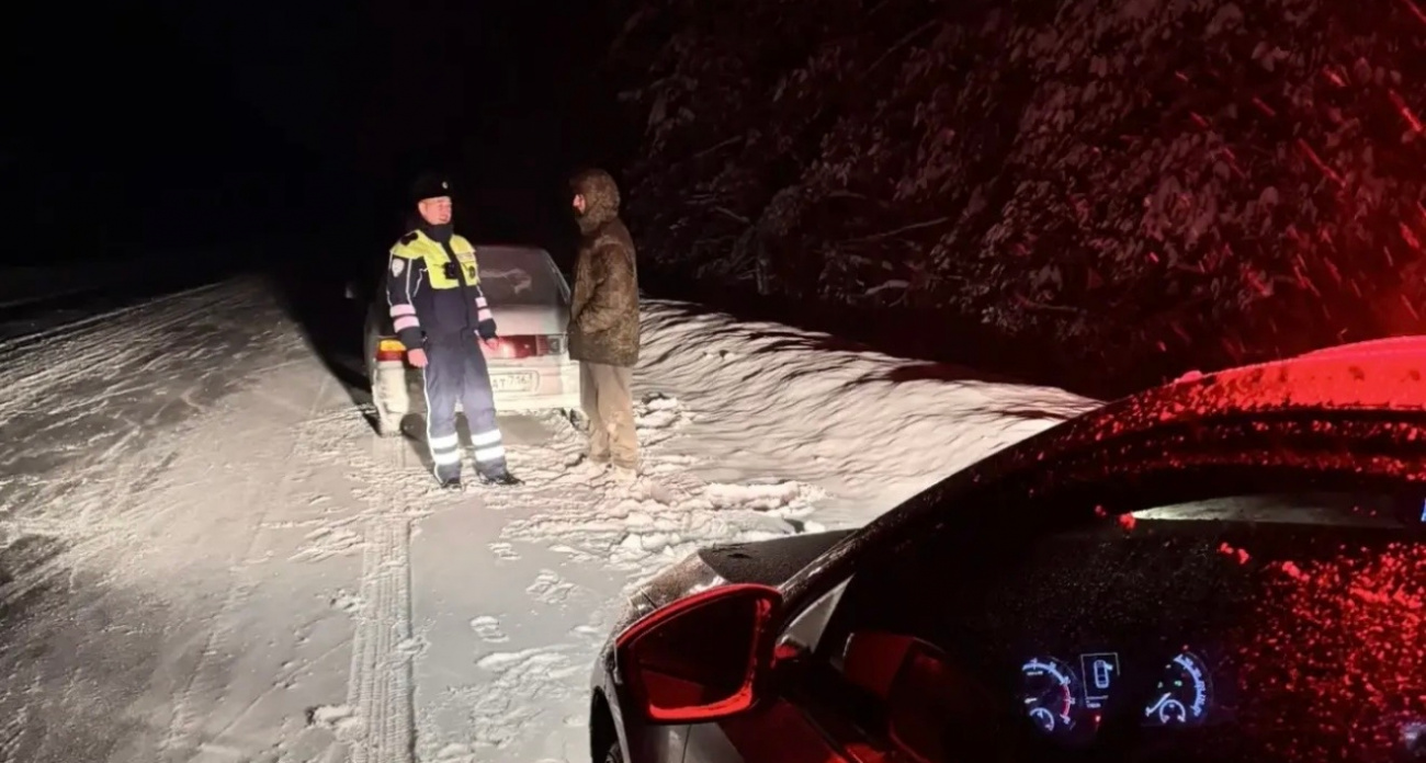 Семья с маленьким ребенком попала в плен снега и мороза на трассе в Марий Эл