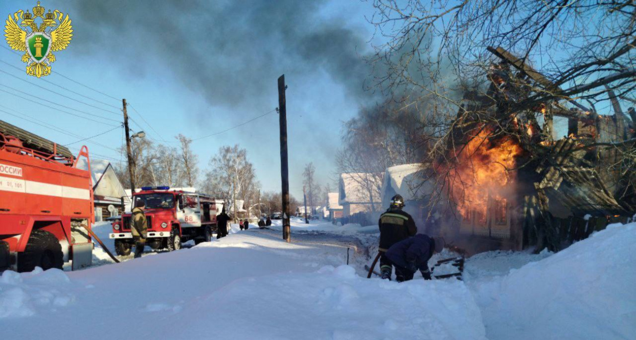 Двух мужчин вытащили из горящего дома в Мари-Турекском районе: один из них погиб