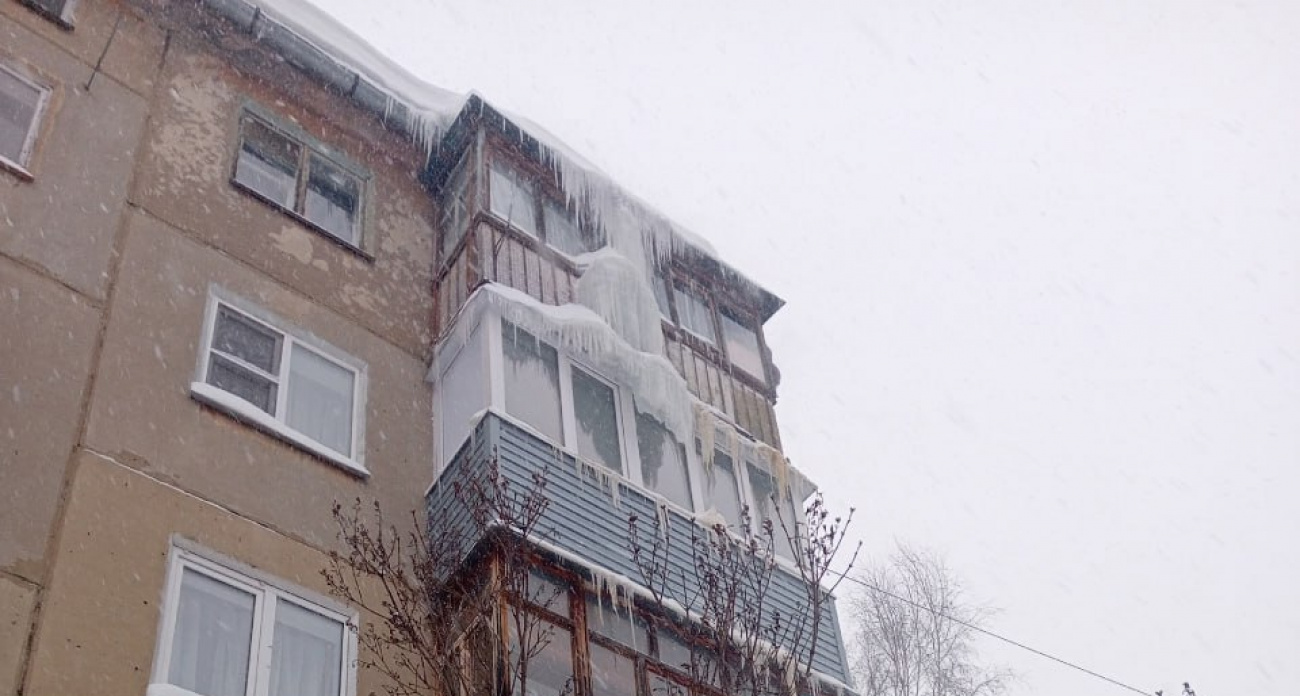 УК отказывается убирать ледяные глыбы с балкона одного из домов Йошкар-Олы