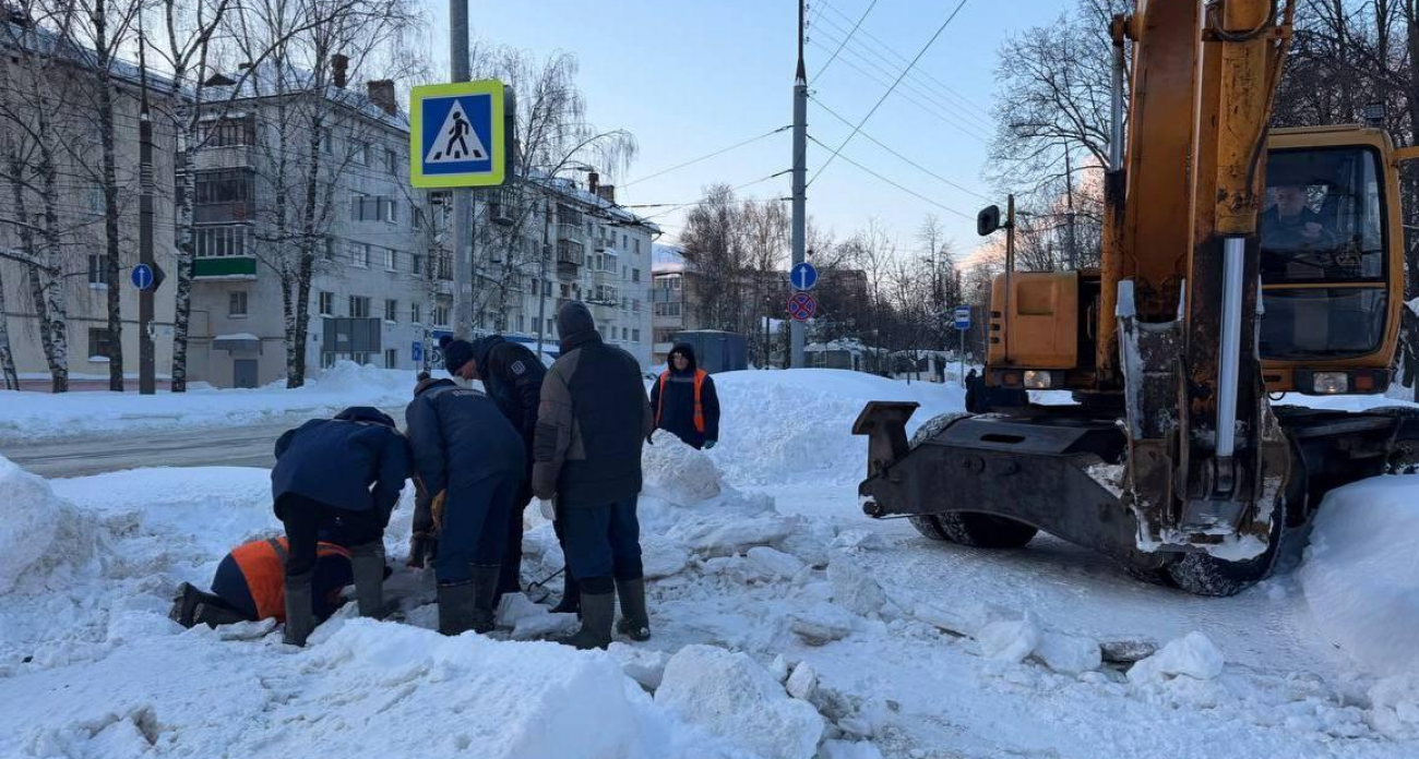 15 сотрудников «Водоканала» борются с прорывом трубы на ул. Панфилова в 30-градусный мороз