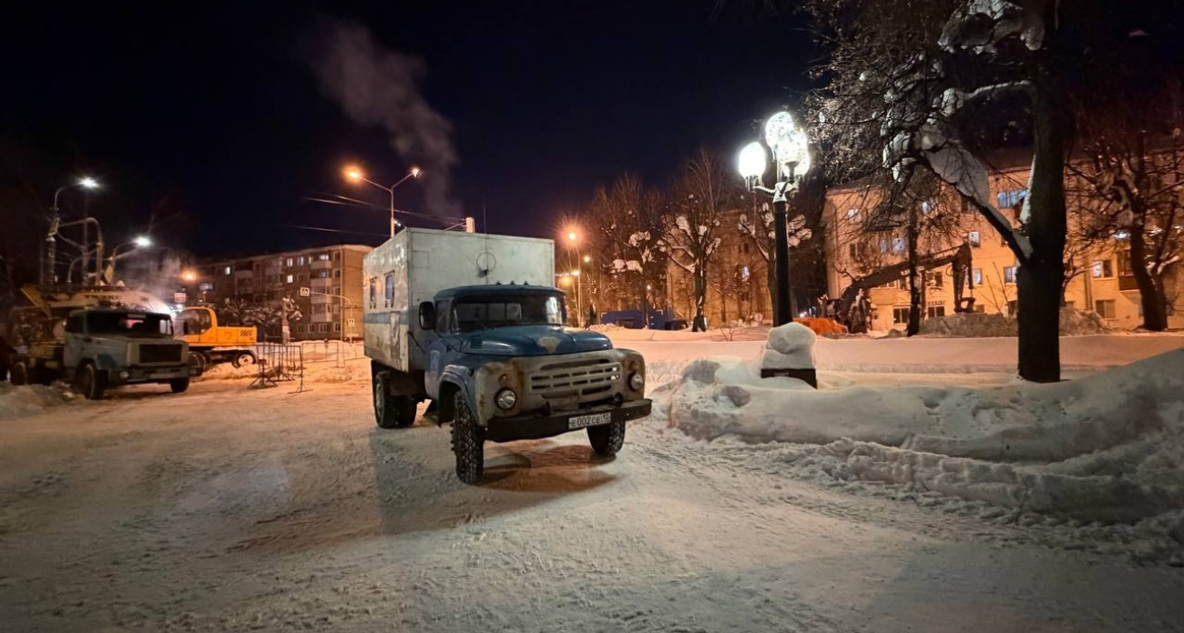 Улицу в Йошкар-Оле затопило из-за крупной аварии на трубах: устраняли 15 рабочих