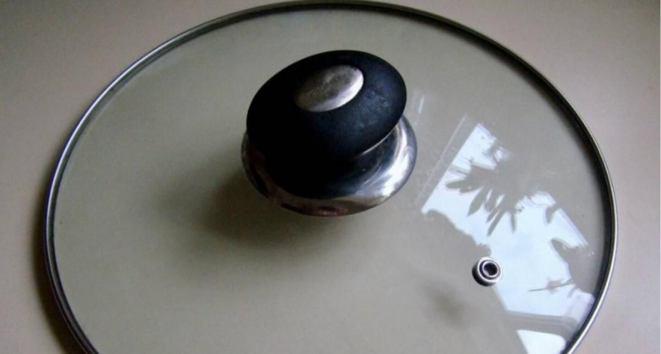 Помутневшие крышки от кастрюль отмываю за пару минут: проблему решило это копеечное средство