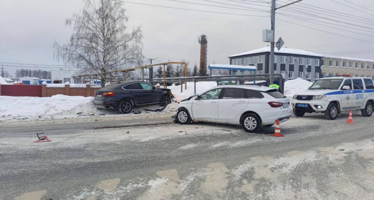 Неуступчивая "Лада" протаранила немецкую иномарку в Медведево