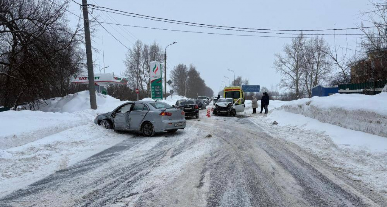 В Йошкар-Оле юнец на иномарке не стал уступать дорогу "Ладе" и отправил ее водителя в больницу
