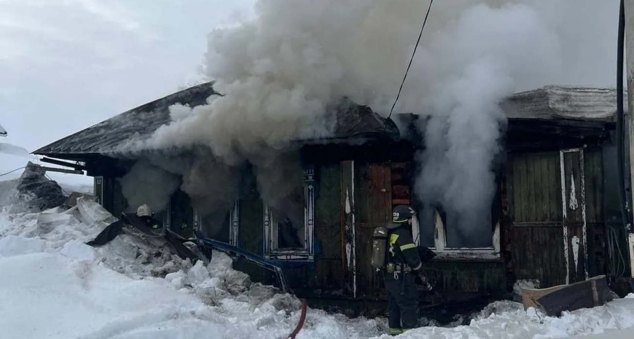 Труп мужчины нашли пожарные, когда тушили горящий дом в Краснооктябрьском