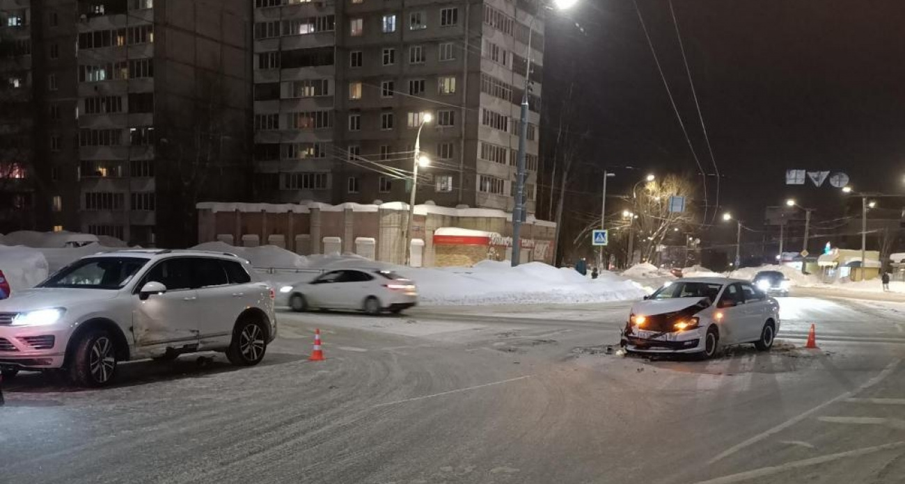 "Фольксвагены" не поделили вечернюю дорогу в Йошкар-Оле: пострадали два подростка
