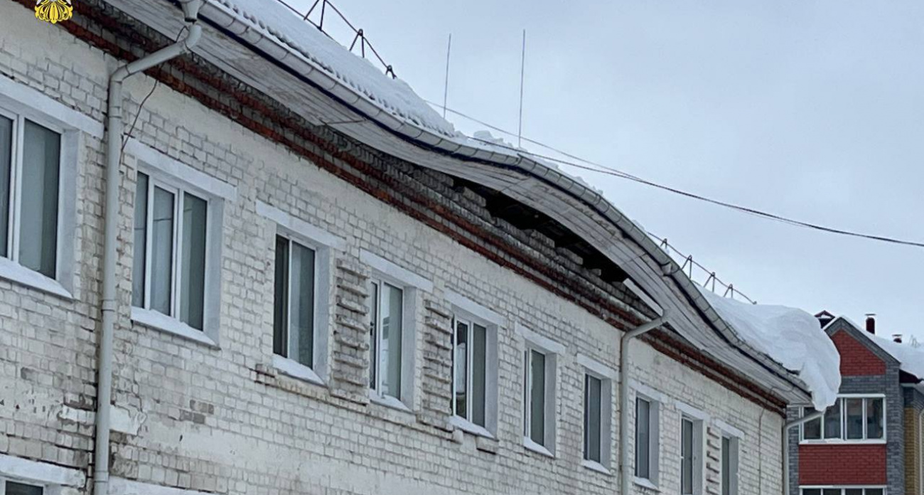Снег проломил сегодня еще одну крышу в Марий Эл