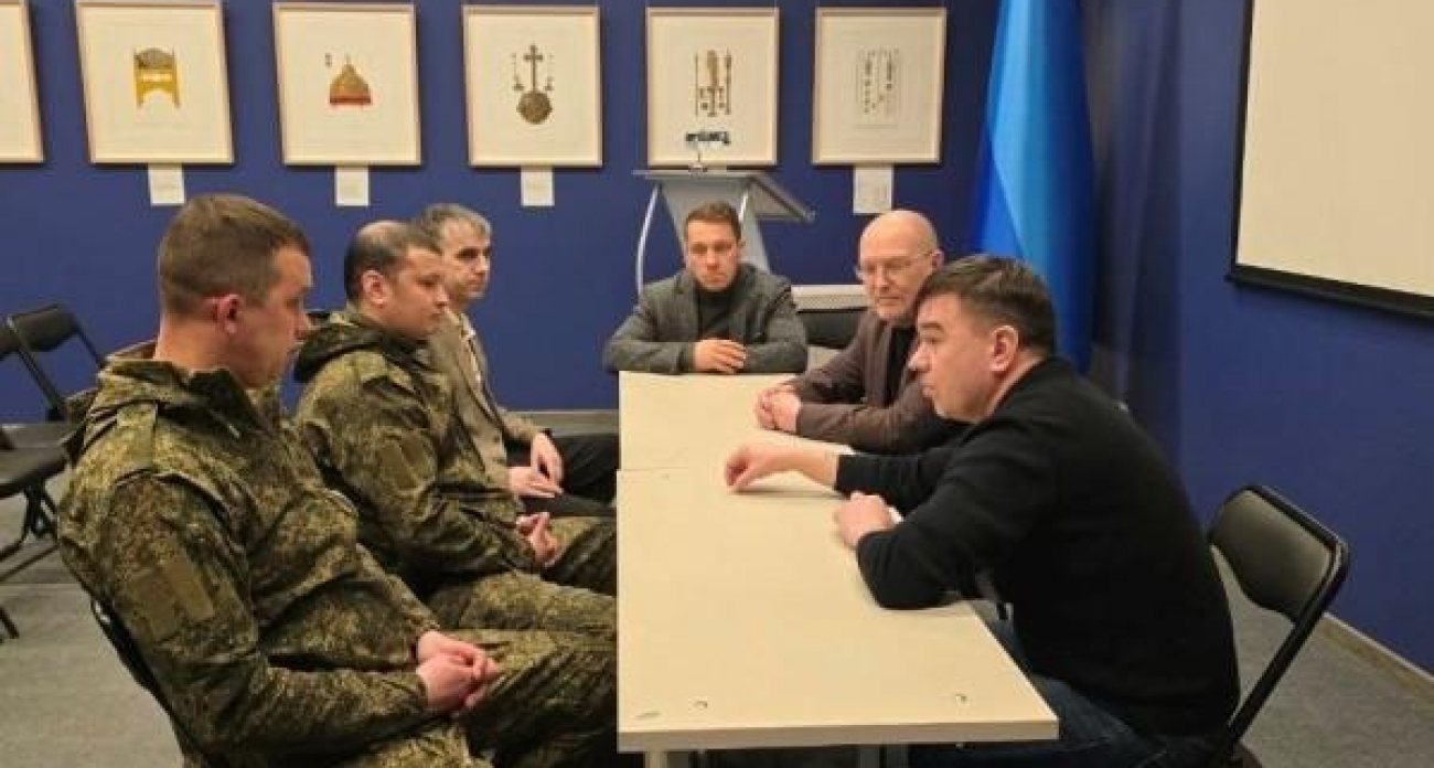 «Частичка домашнего уюта»: делегация марийского парламента доставила бойцам в ЛНР шевроны с солярным знаком