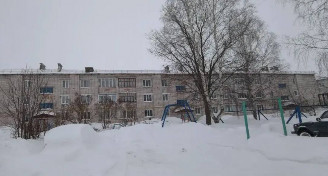 После вмешательства прокуратуры жильцам дома в Новом Торъяле вернули целую крышу