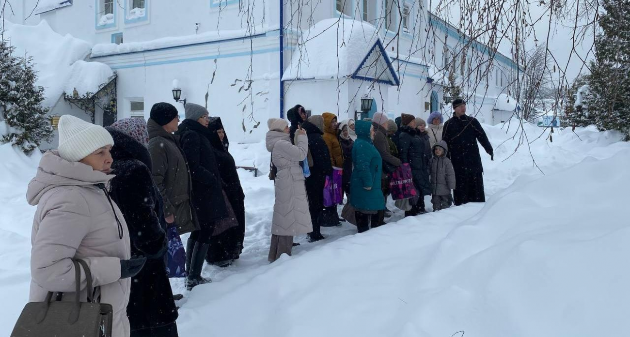 20 семей защитников Отечества побывали в 300-летней обители: настоятель Раифского монастыря провел особую экскурсию