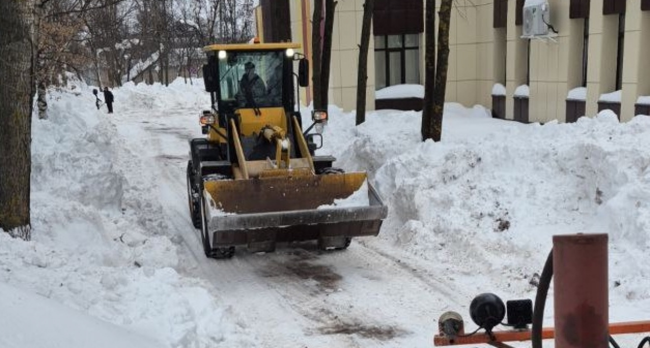 Стало известно, сколько дворников и тракторов чистят Йошкар-Олу от снега