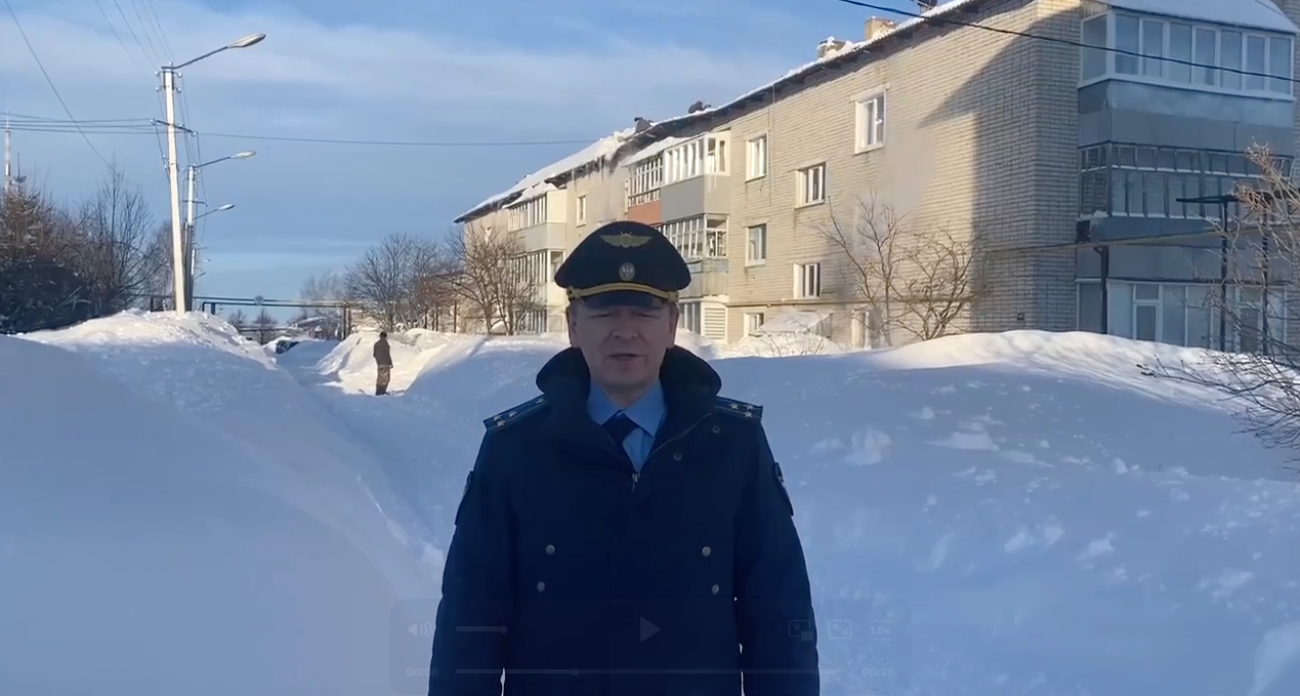 После провала крыши дома в Козьмодемьянске сразу же началась уборка снега