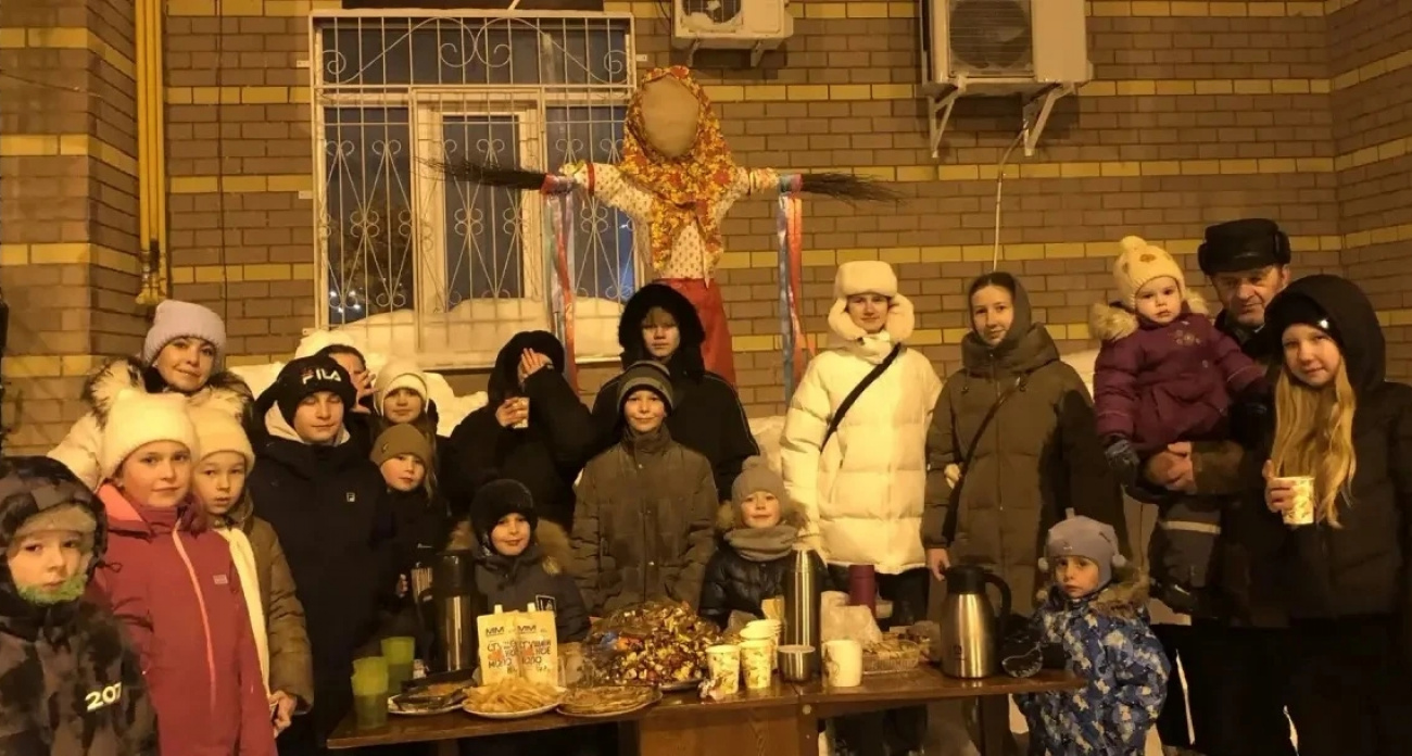 В Йошкар-Оле жители дома на Строителей 31 с размахом отметили Масленицу: артисты, конкурсы и блины
