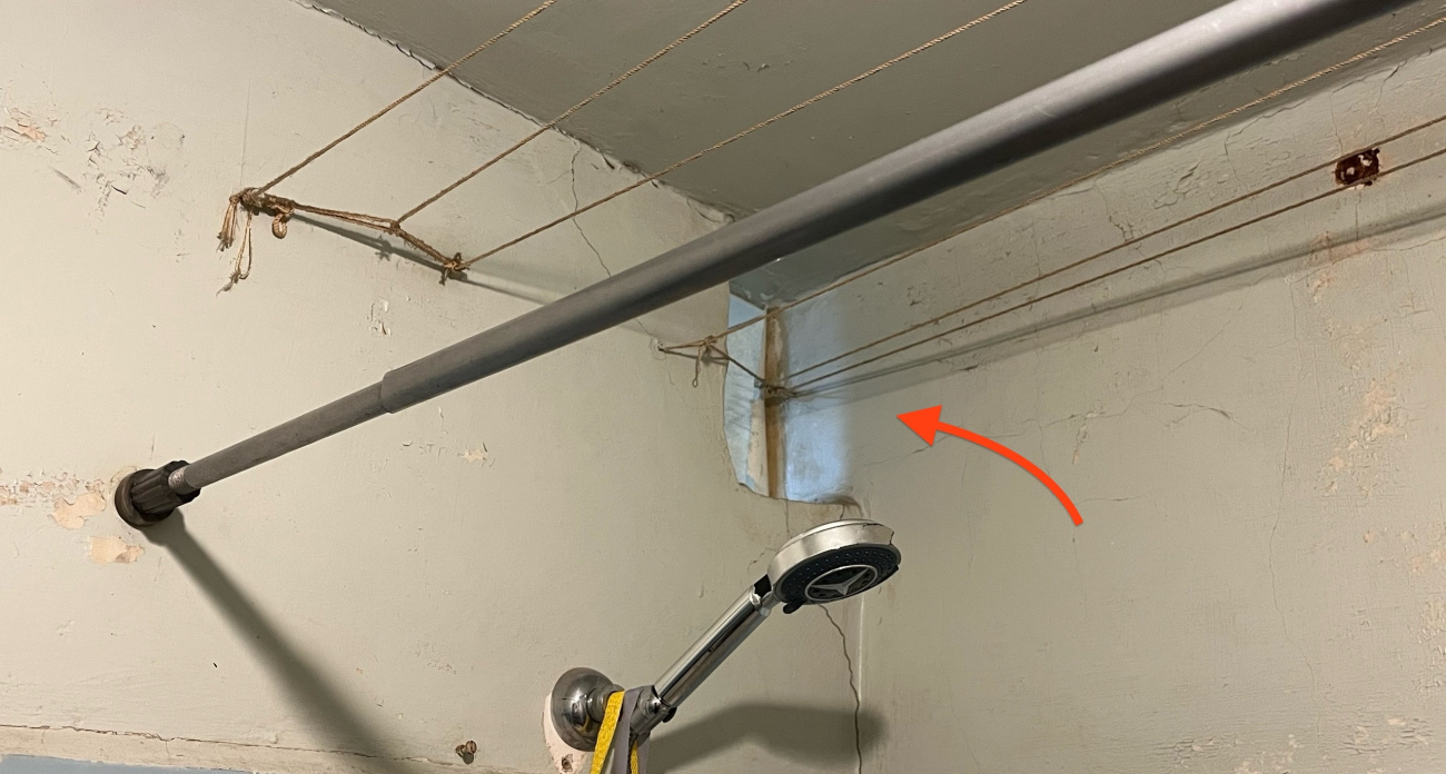 Не просто вентиляция: вот зачем в домах дыра между ванной и туалетом на самом деле