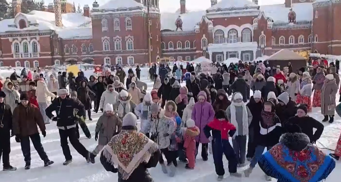 В замке Шереметева испекли гигантский торт из 500 блинов к Масленице