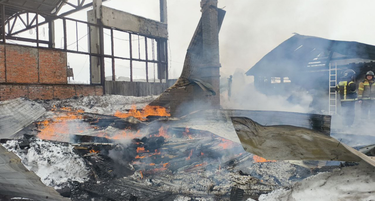 Крупный пожар тушили на заводе по производству деревянной тары в Советском