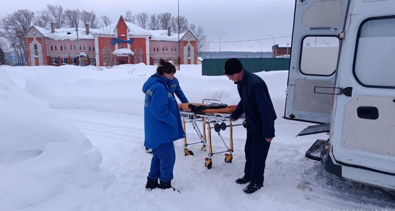 Женщину завалило снегом с крыши в Звенигово: на место выехали спасатели