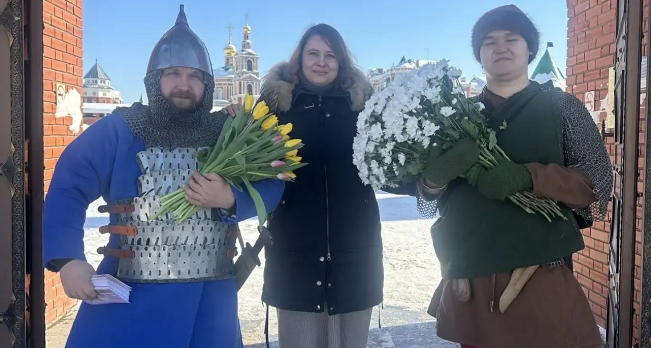 Рыцари в доспехах вышли с цветами на улицы Йошкар-Олы