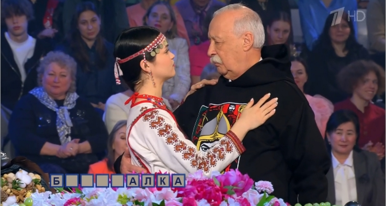 Йошкаролинка поцеловалась с Якубовичем и поздравила женщин на марийском в эфире "Поля чудес"