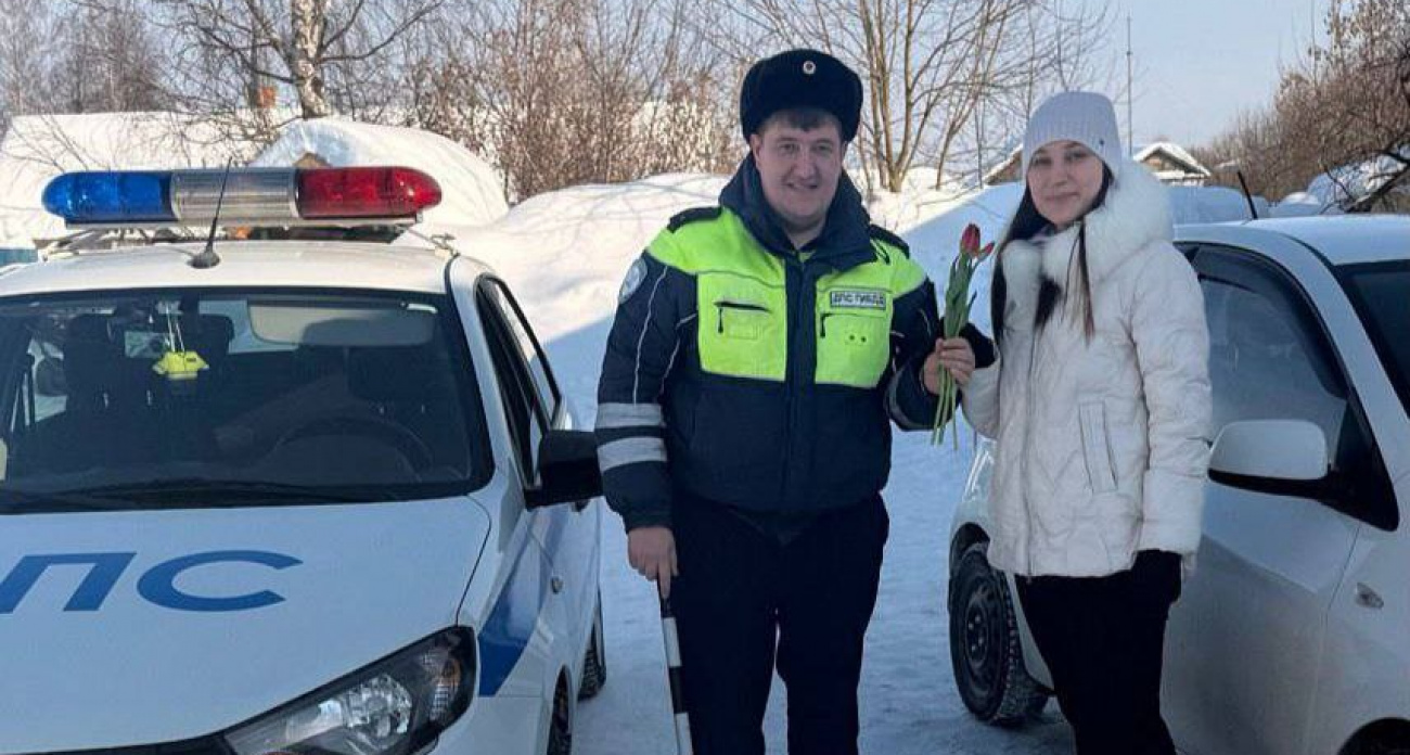 В Мари Туреке руководитель Госавтоинспекции дарил женщинам на дорогах цветы