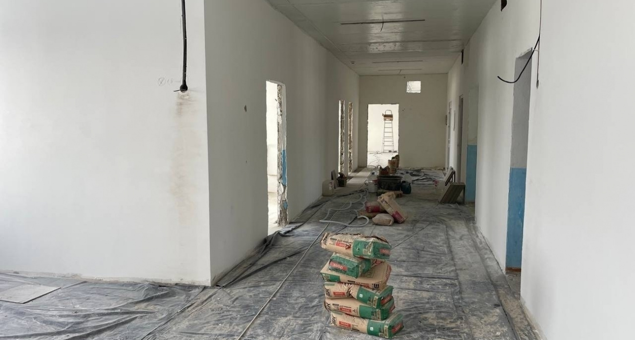 Новая плитка и классы: школу капитально ремонтируют в Новоторъяльском районе