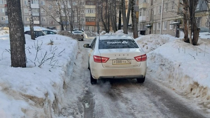 Водитель Лады сдавал назад и сбил мужчину в Йошкар-Оле