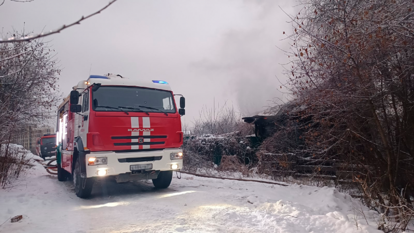 Из-за нерасчищенной от снега дороги пожарные не смогли вовремя проехать к горящему дому в Марий Эл
