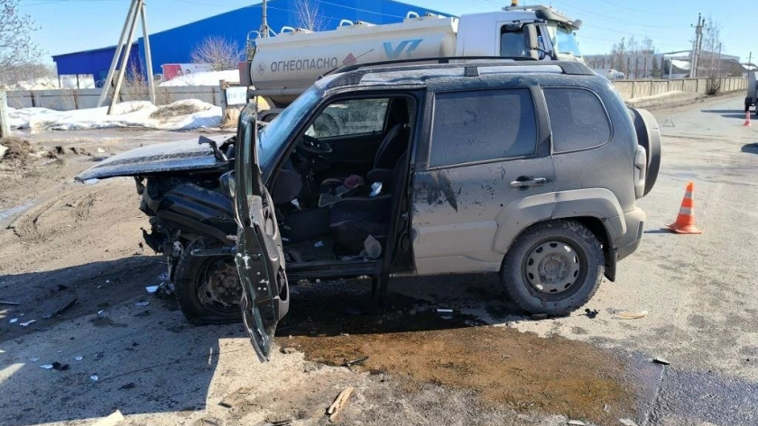 Водитель выехал на встречную полосу в Медведево и протаранил Ниву: погибла женщина