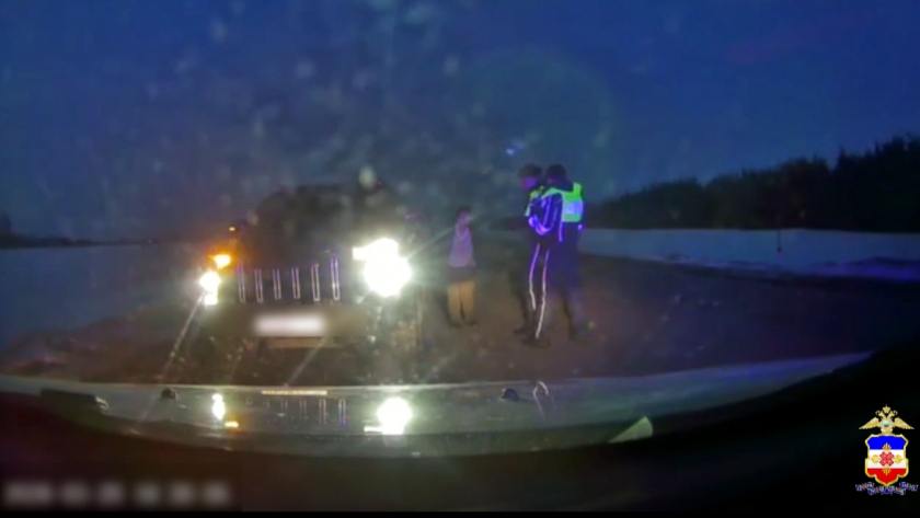 Патруль ГАИ спас женщину на трассе, которой стало плохо