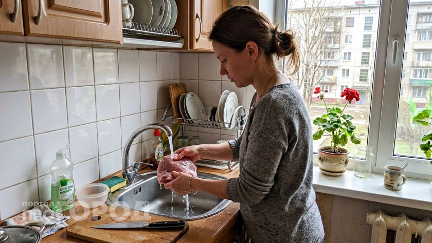 Нужно ли мыть мясо перед готовкой: запомните на всю жизнь