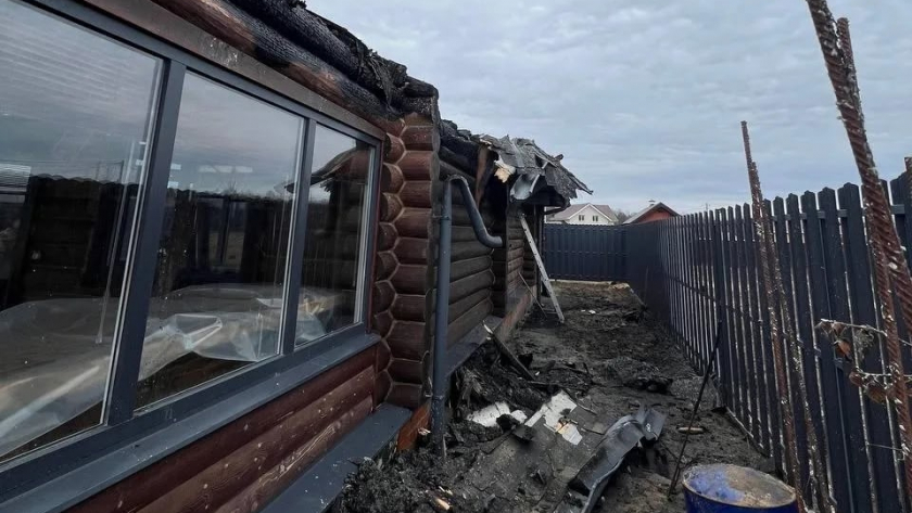 Дом с семьей внутри вспыхнул в деревне Медведевского района